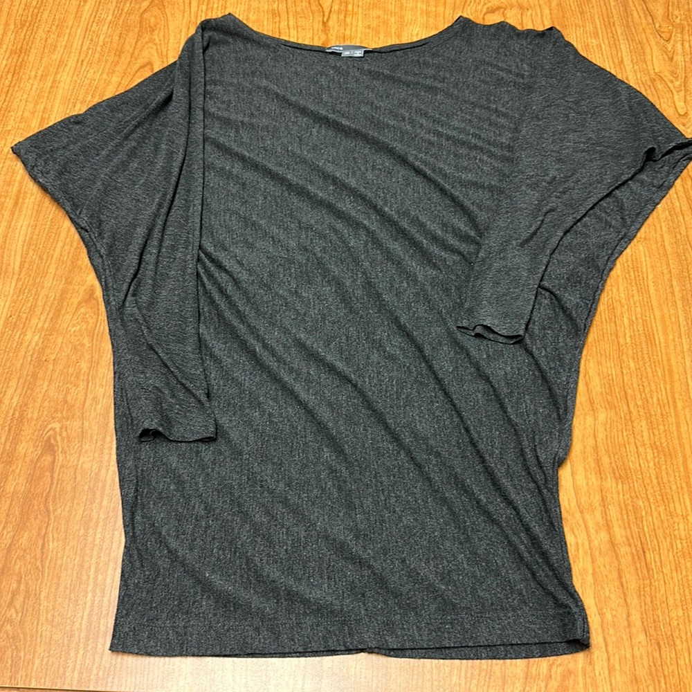 Vince tunic top with free form sleeve. Center back seam. XS. EUC. GRAY